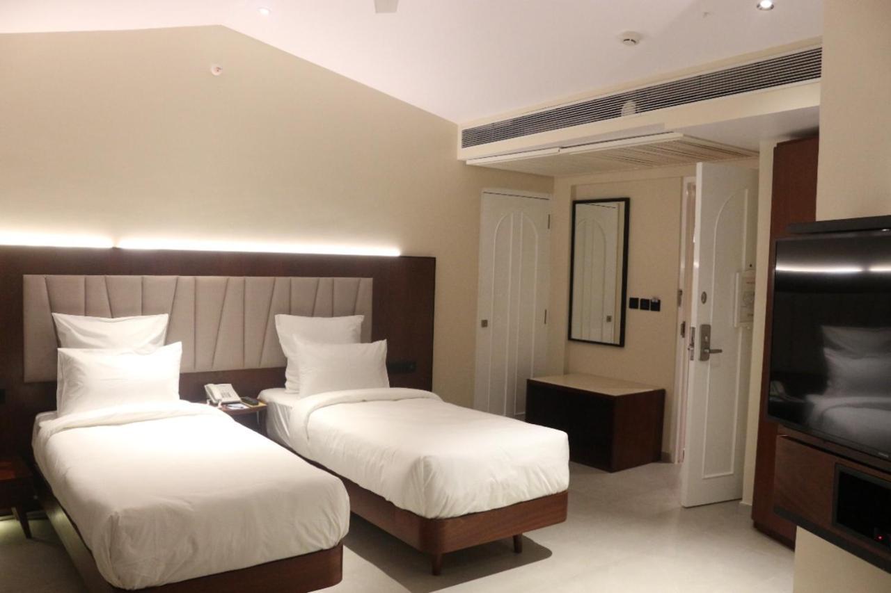 The Crown Goa Hotel Panadzsi Kültér fotó